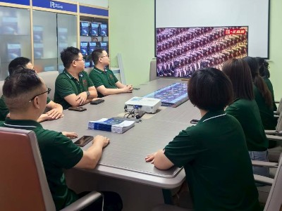 兆麟公司组织全体员工观看阅兵式，激发爱国情怀与奋进动力